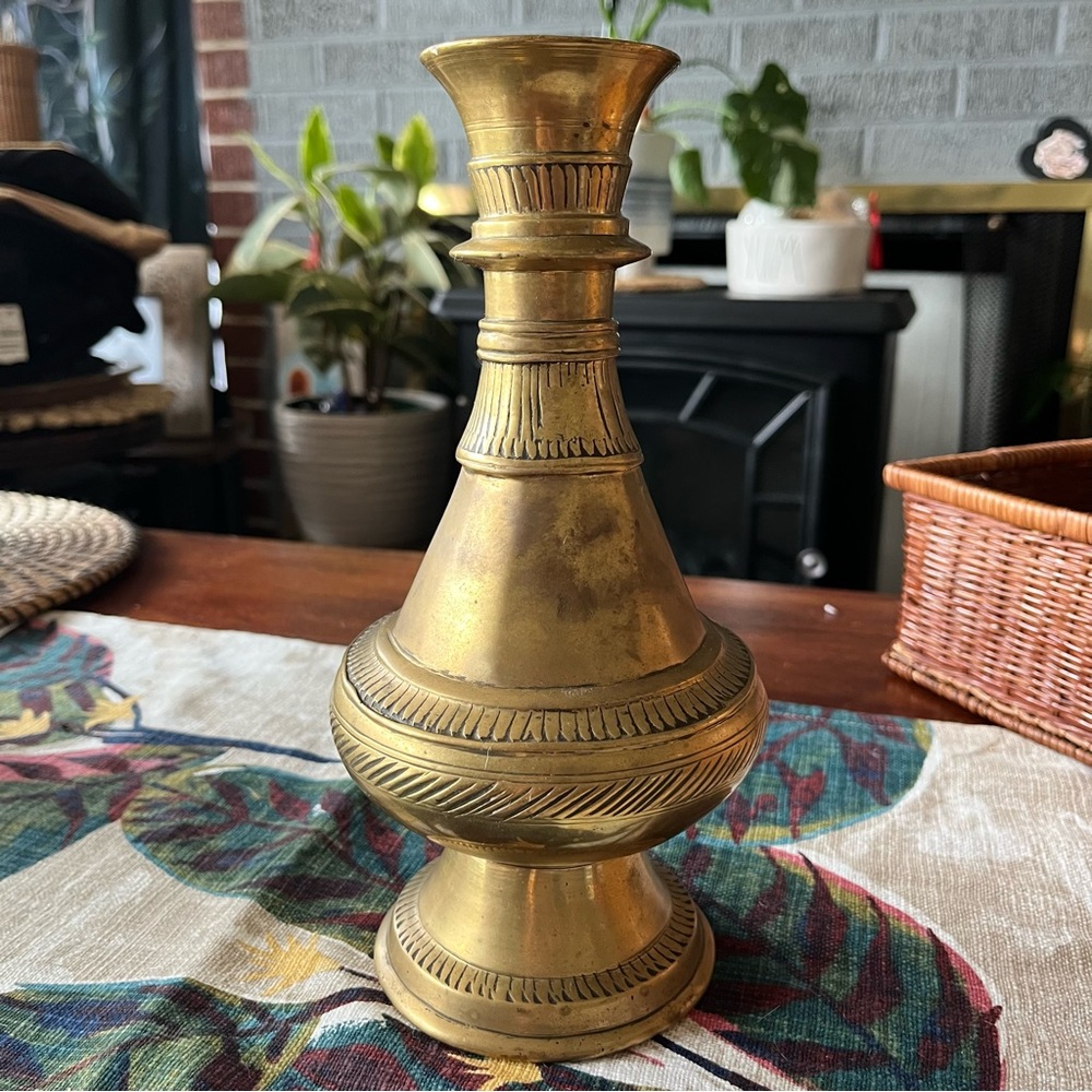 Antique Brass Heavy Vase Etched Gold India 9” Vintage Solid MCM Ornate Unique - Picture 2 of 10